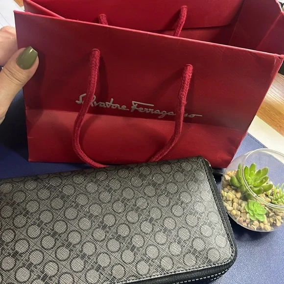 NWT Salvatore Ferragamo dual zip leather Gancini wallet w/gift bag - Picture 2 of 14